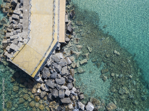 Vista aerea di un molo con rocce e scogli sul mare. Molo di Pizzo Calabro panoramica vista dall’alto. Estate mare e turismo sulle coste calabre del sud Italia. Calabria, Italia photo