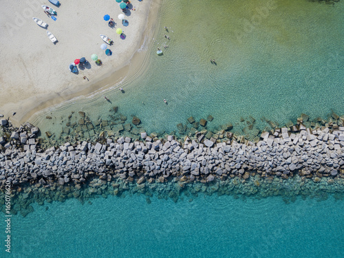 Vista aerea di un molo con rocce e scogli sul mare. Molo di Pizzo Calabro panoramica vista dall’alto. Estate mare e turismo sulle coste calabre del sud Italia. Calabria, Italia photo