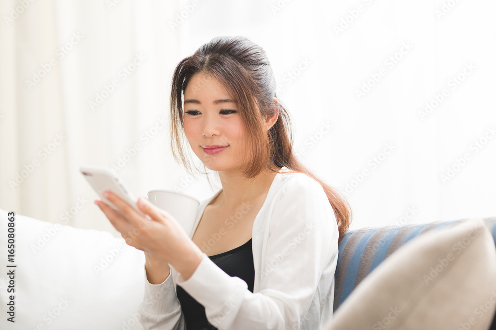 スマホ・女性 スマホ・女性