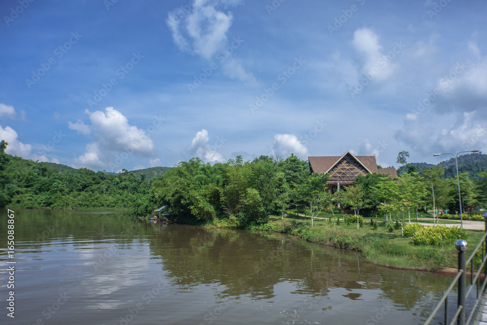 Obraz premium ベトナム 晴れの マダグイ フォレスト リゾート 湖