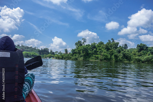 ベトナム 晴れの マダグイ フォレスト リゾート 湖 とカヤック