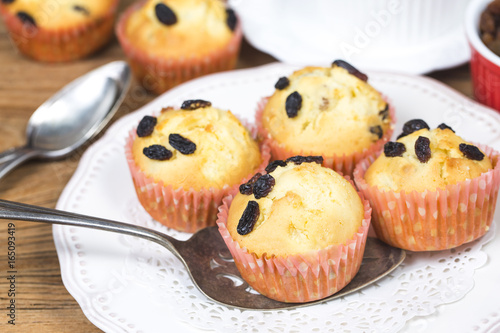 Healthy bran and raisin muffins with chocolate milk,Raisin Muffin