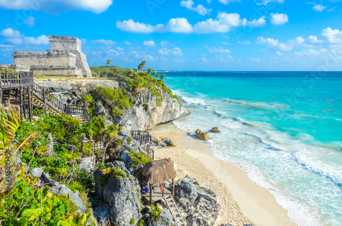 Mayan ruins of Tulum at tropical coast. El Castillo Temple at paradise beach. Mayan ruins of Tulum, Quintana Roo, Mexico. © Simon Dannhauer