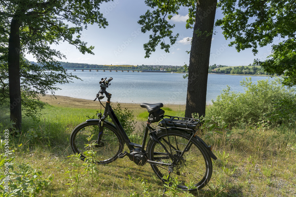 Obraz premium E Bike im Sauerland am Möhnesee Südufer
