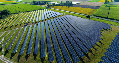 champs de panneaux solaire dans une ferme solaire, france photo