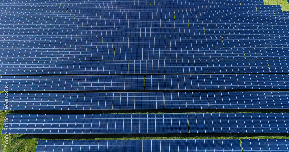 champs de panneaux solaire dans une ferme solaire, france champs de panneaux solaire dans une ferme solaire, france