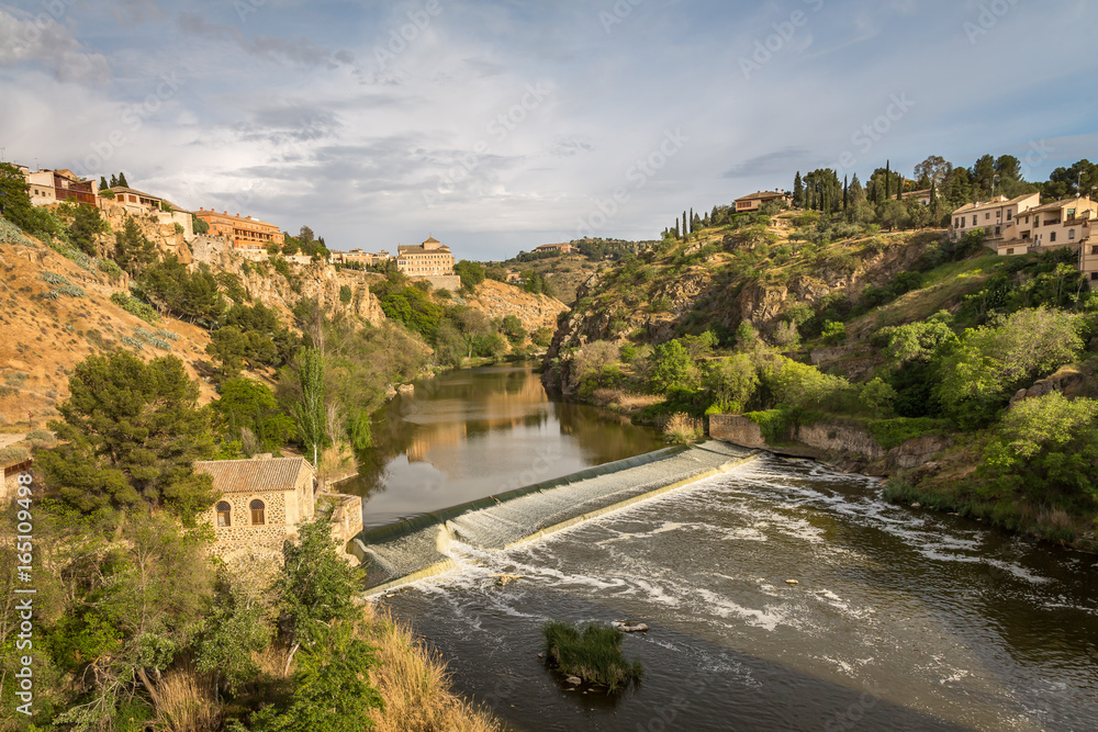 Obraz premium River around the Medieval city of Toledo