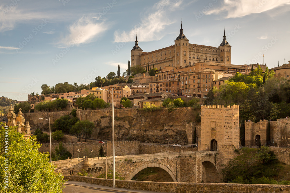 Obraz premium Bridge in the Medieval city of Toledo