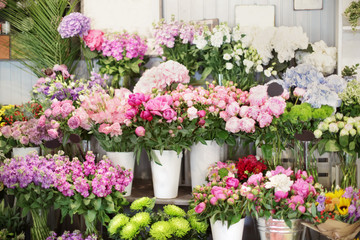 Papier peint photo Pivoines Pivoines colorées chez le fleuriste  © Africa Studio