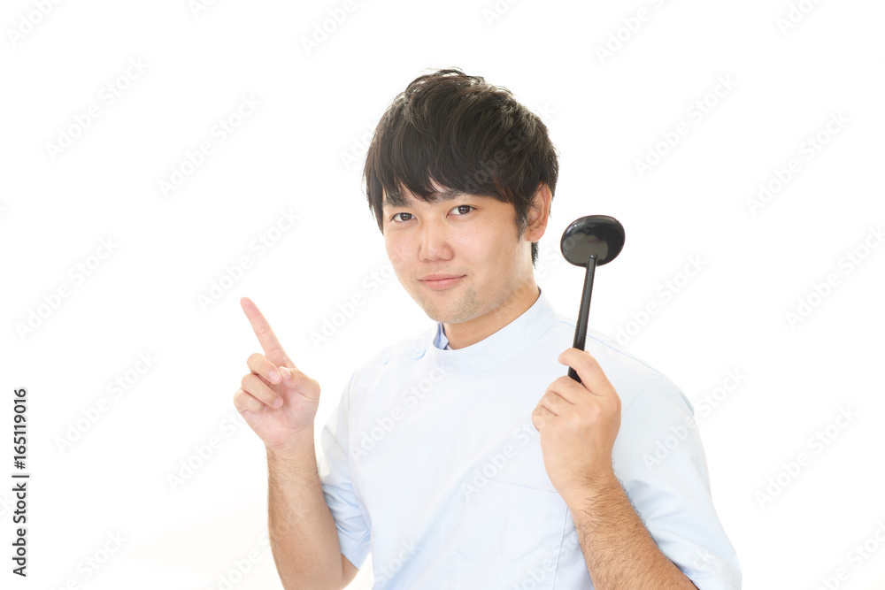 指示する笑顔の眼科医