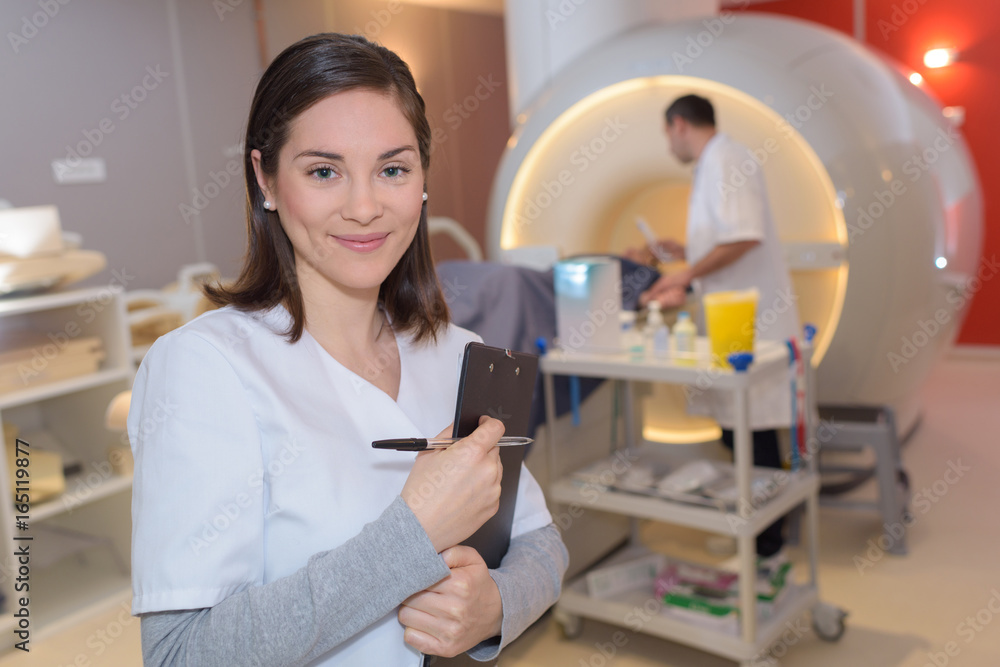 Obraz premium technologist holding the patient's record