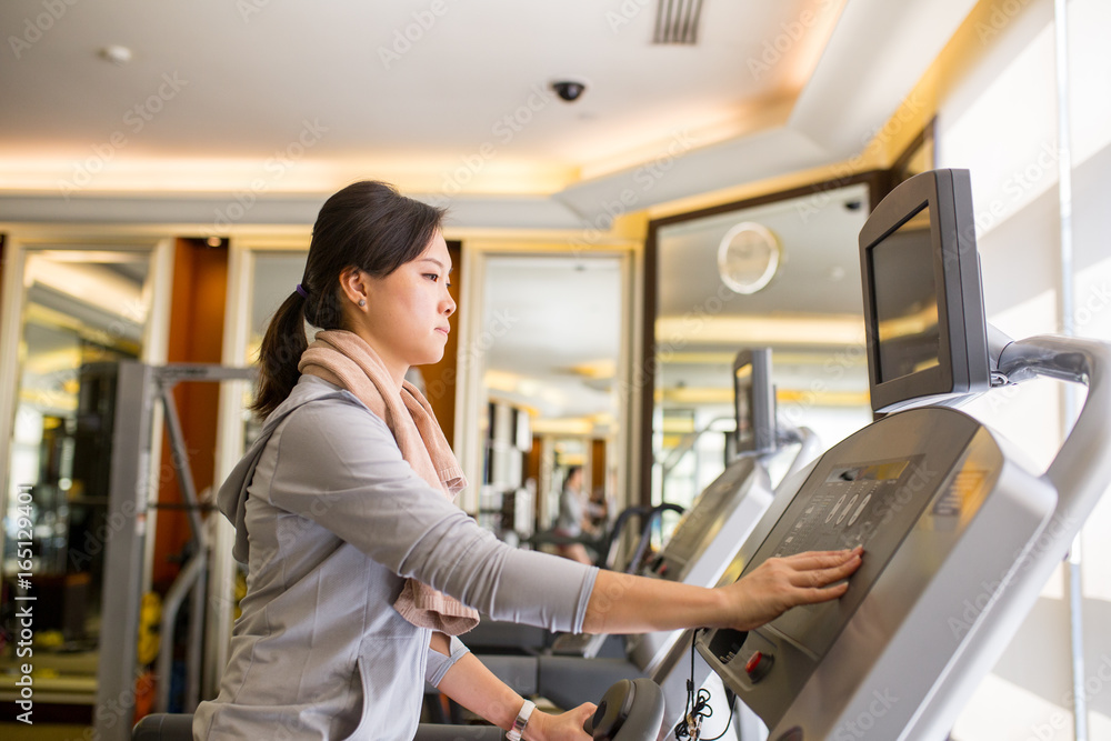Woman running for exercise herself in fittness room
Fulll HD Video Woman running for exercise herself in fittness room
Fulll HD Video