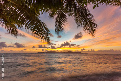 lueurs cr  pusculaires sur Praslin  vue de la Digue  les Seychelles 
