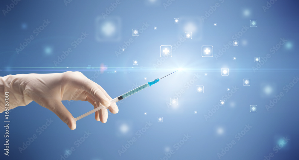 Naklejka premium Female doctor holding syringe