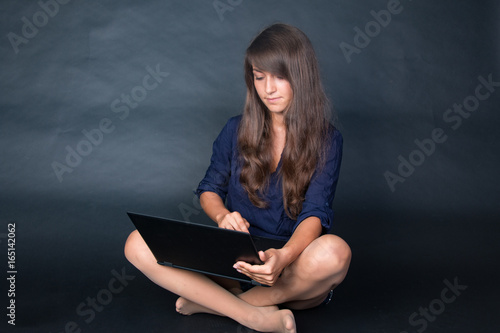 Tapety artystyczne Frau am Notebook