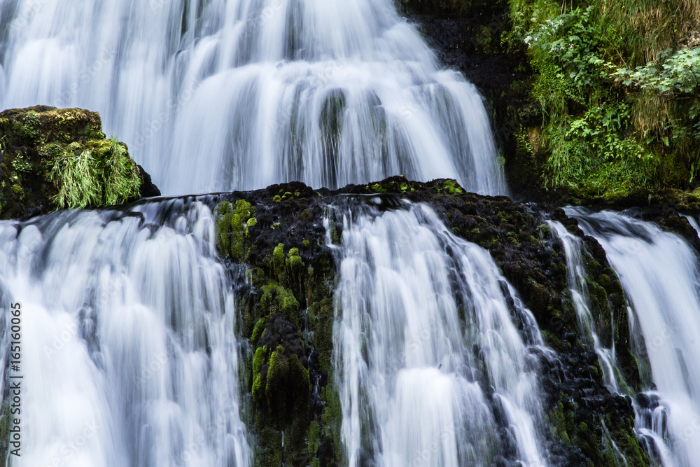Cascade et source du Lison, dans le Jura Cascade et source du Lison, dans le Jura