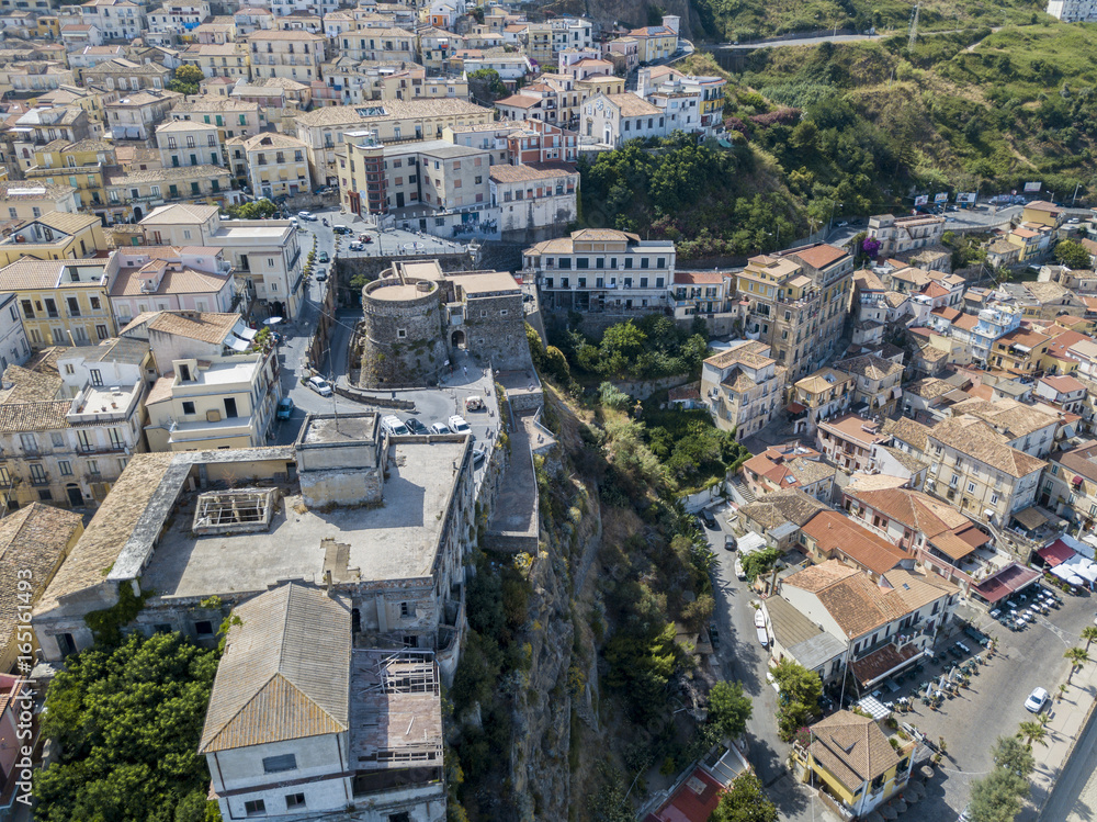 Vista aerea di Pizzo Calabro, castello, Calabria, turismo Italia. Vista panoramica della cittadina di Pizzo Calabro vista dal mare. Case sulla roccia. Sulla scogliera si staglia il castello aragonese