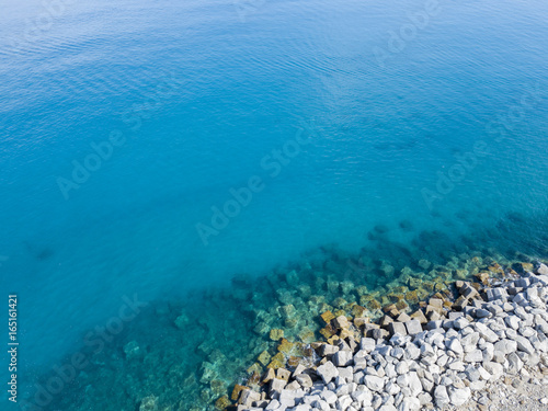 Fototapeta Naklejka Na Ścianę i Meble -  Vista aerea di scogli sul mare. Panoramica del fondo marino visto dall’alto, acqua trasparente