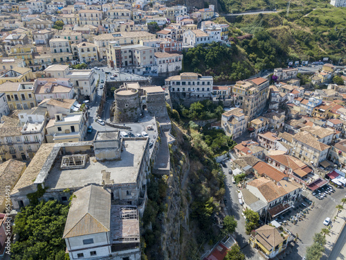 Vista aerea di Pizzo Calabro, castello, Calabria, turismo Italia. Vista panoramica della cittadina di Pizzo Calabro vista dal mare. Case sulla roccia. Sulla scogliera si staglia il castello aragonese