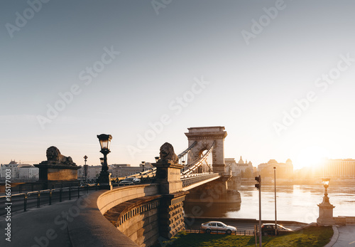 Sonnenaufgang an der Kettenbrücke in Budapest, Ungarn photo