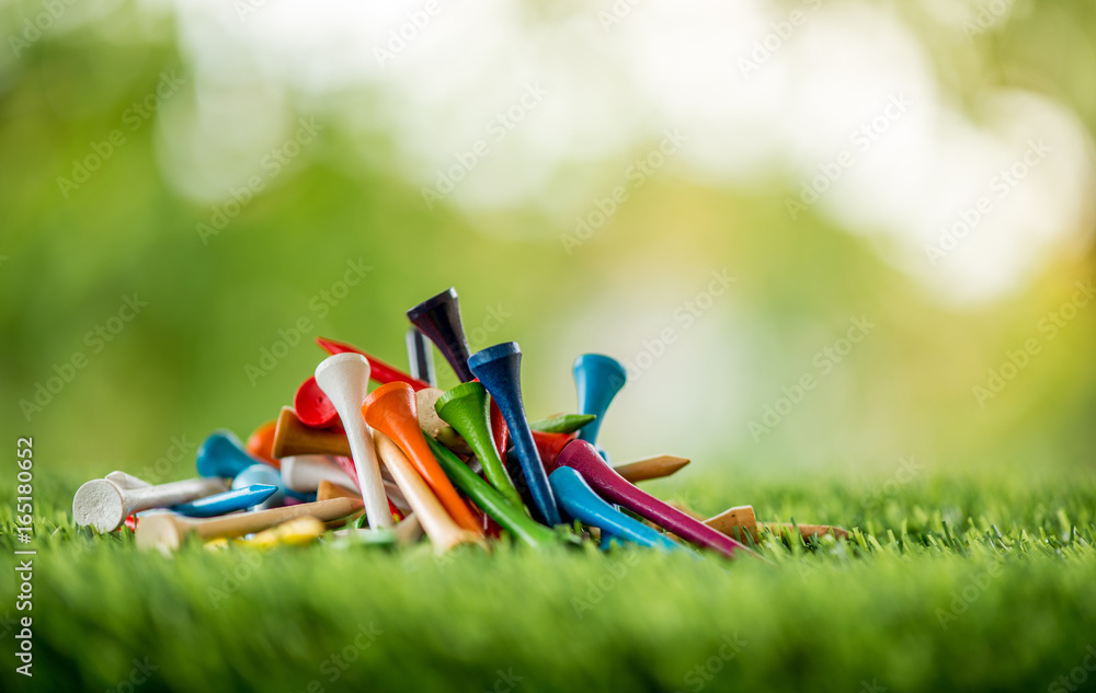 Fototapeta premium golf tees on green field