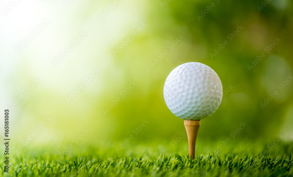 Photographie golf ball on tee ready to play - Acheter-le sur Europosters.fr