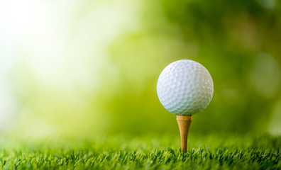 Acrylglasbilder Golf Golfball auf Tee bereit zum Spiel  © antpkr