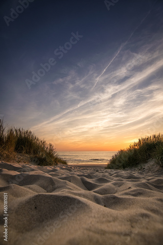 Fototapeta Ścieżka do plaży o zachodzie słońca