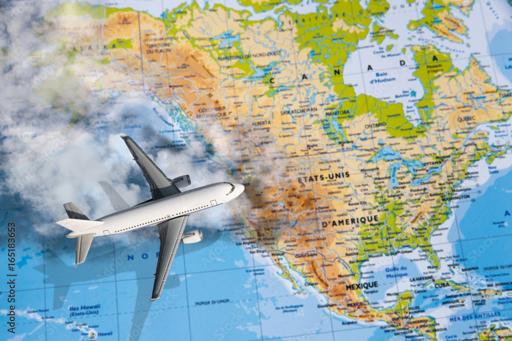 avion miniature survolant carte états unis et nuages Stock Photo