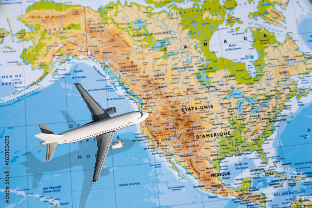 Naklejka premium avion miniature survolant carte états unis