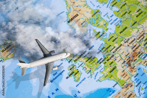 avion miniature survolant carte europe avec nuages