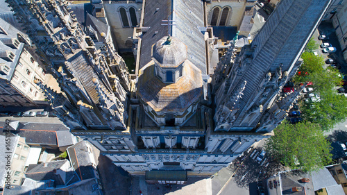 Vue plongeante sur la cathédrale Saint Maurice d'Angers, France © altitudedrone