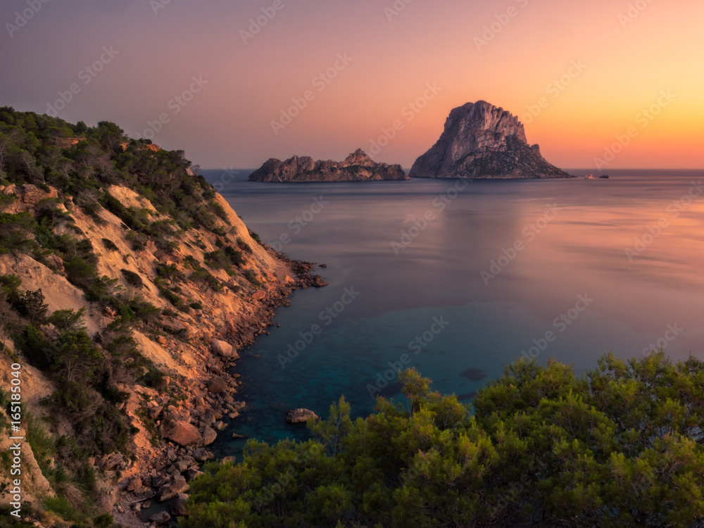  Hermoso fondo de paisaje de atardecer en la isla de Ibiza, España, es vedra