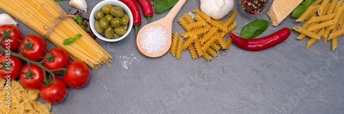 Spaghetti Pasta Nudeln Zutaten kochen Italien Banner Fusilli Schieferplatte Essen Textfreiraum von oben