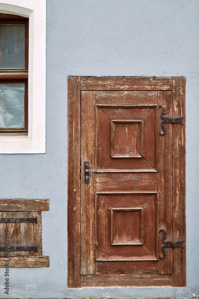 Naklejka premium Old brown wooden doors in the old town in Vilnius