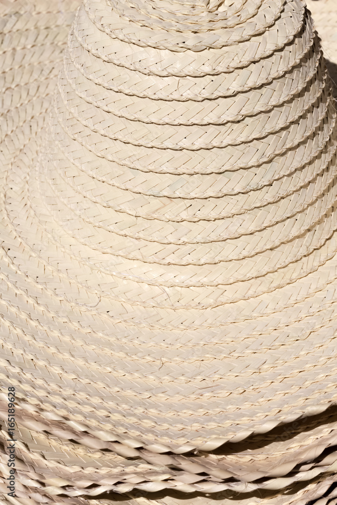 chapeau de paille, artisanat malgache, tressage du pandanus Stock Photo |  Adobe Stock