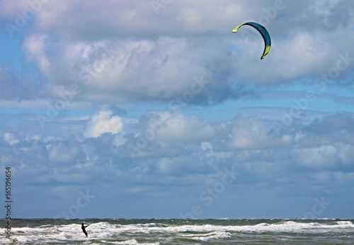 Kitesurfer über der Nordsee in Holland