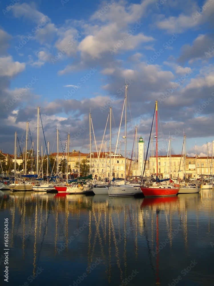 Vieux-Port de La Rochelle au soleil couchant (France)