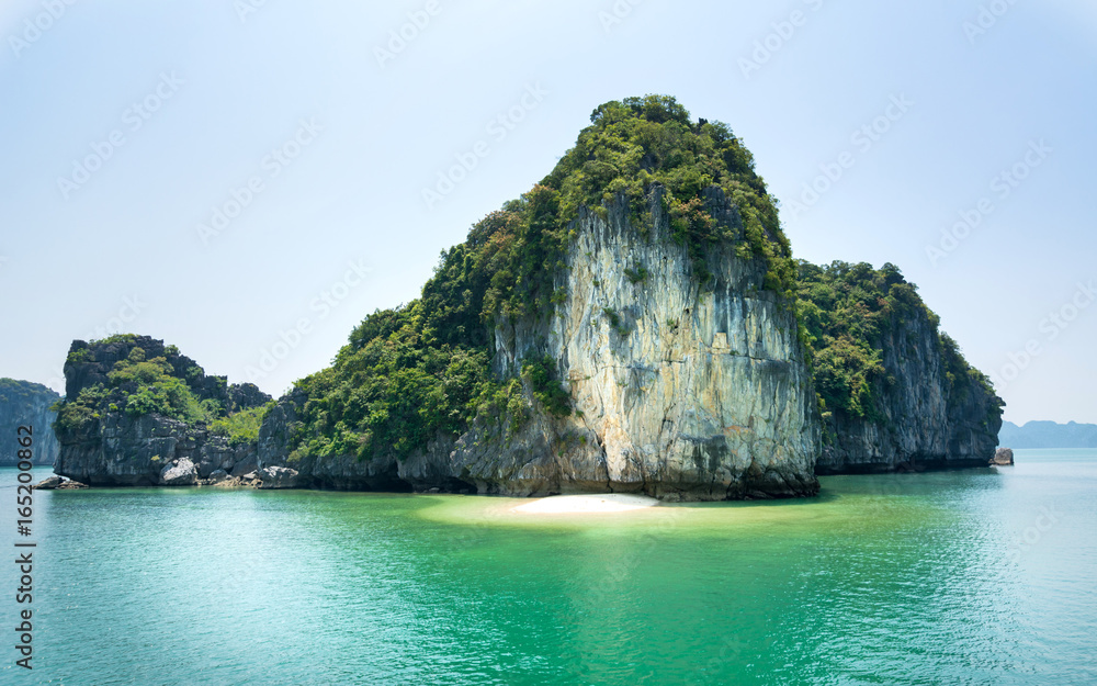 Obraz premium Hidden tropical beach in Halong bay, Vietnam