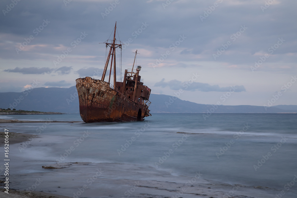 Schiffswrack an der Küste von Peleponnes