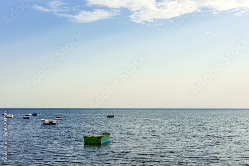 Piccole imbarcazioni ormeggiate in mezzo al mare © franceskoraucci