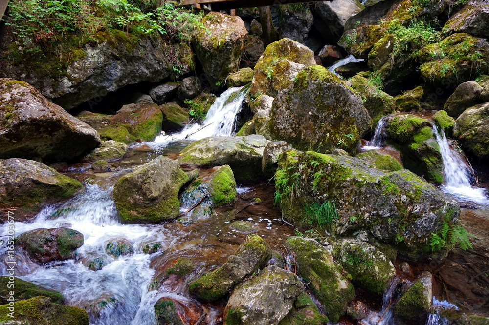 Wasser über Felsen Wasser über Felsen