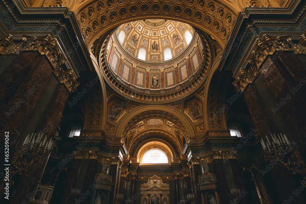 Innenraum der St.-Stephans-Basilika in Budapest, Ungarn Innenraum der St.-Stephans-Basilika in Budapest, Ungarn