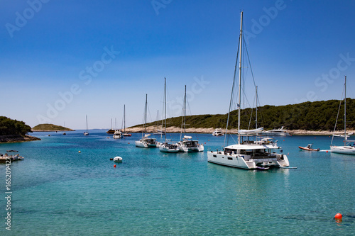 Segelboote in einer kroatischen Bucht