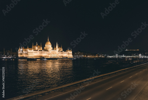 beleuchtetes Parlamentsgebäude von Budapest bei Nacht, Ungarn photo