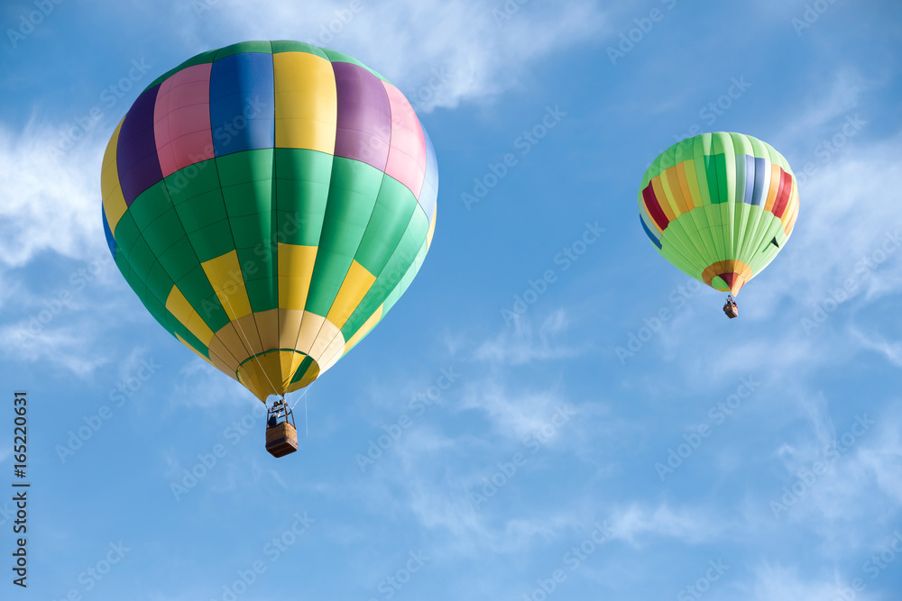 Obraz premium Multi colored hot air balloons in bright morning sky