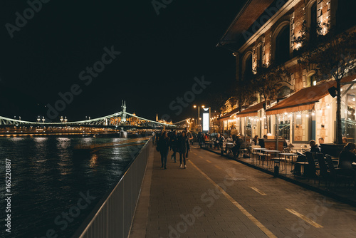 Uferpromenade in Budapest bei Nacht, Ungarn photo