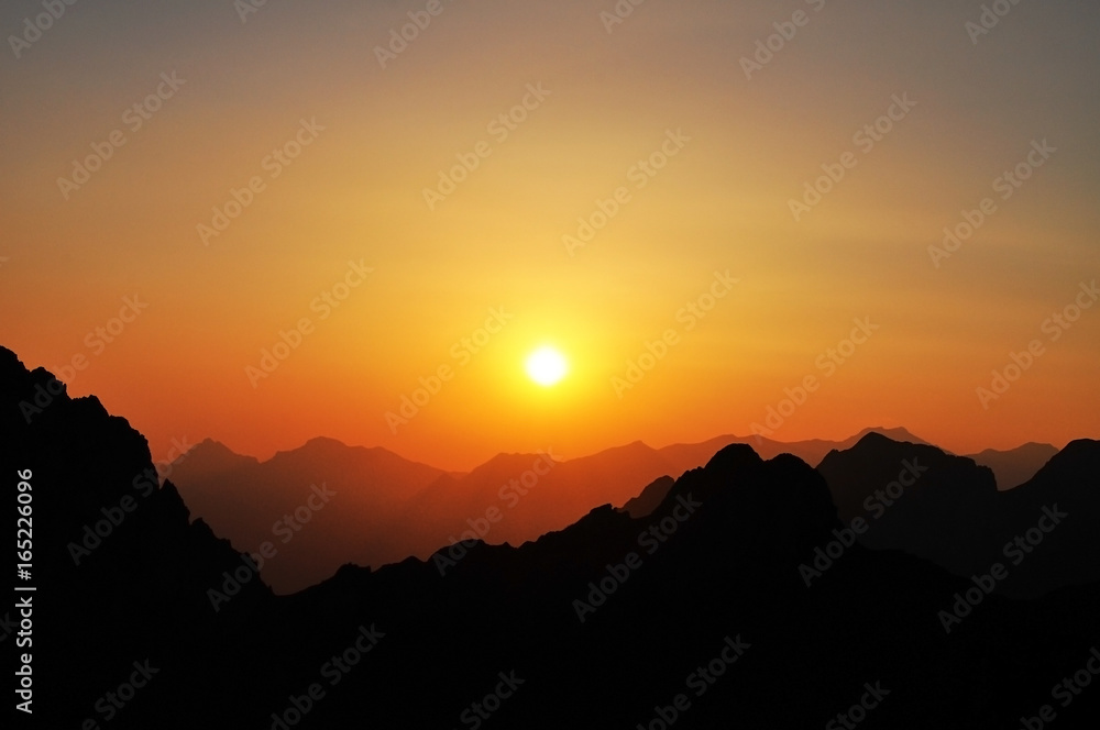 Obraz premium Sunset contrasts with hot colors over the mountains (Pyrénées, France)