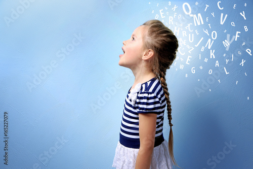 Canvastavla Cute little girl on color background