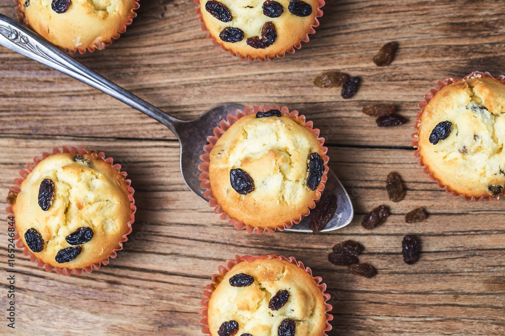 Healthy bran and raisin muffins with chocolate milk,Raisin Muffin Healthy bran and raisin muffins with chocolate milk,Raisin Muffin